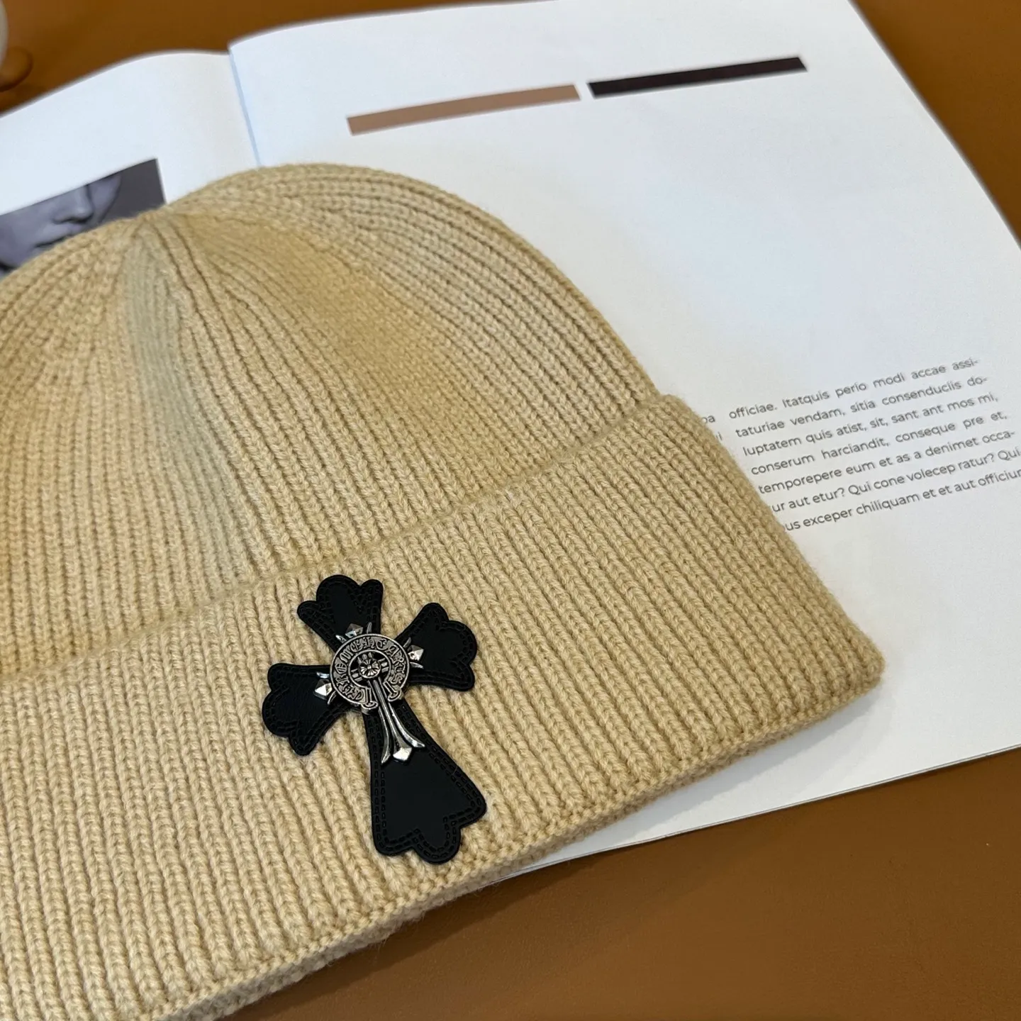 P46 🤍Chrome hearts new autumn and winter cross knitted hat🧶 One of the must-have hats in autumn and winter~ It really looks good on whoever wears it~, it is also a perfect match in black and white and gray in autumn~